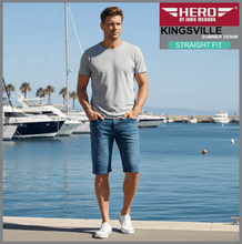 Lade das Bild in den Galerie-Viewer, Hero KINGSVILLE | Blue Used Wash | STRAIGHT FIT | Bermuda | Summer Denim | Herren | vor Bootshafen