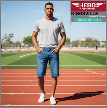 Lade das Bild in den Galerie-Viewer, Hero KINGSVILLE | Lightblue Wash | STRAIGHT FIT | Bermuda | Summer Denim | Herren | vor Sportplatz