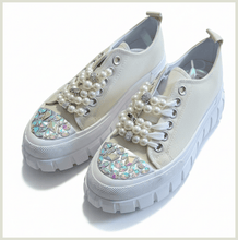 Lade das Bild in den Galerie-Viewer, PLATEAU-SNEAKER | BEIGE | PERLEN | DAMEN