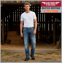 Lade das Bild in den Galerie-Viewer, HERO BAXTER Heritag | bluegrey | Stretch Denim | Relaxed Fit | Jeans Hose | HERREN | vor Scheune
