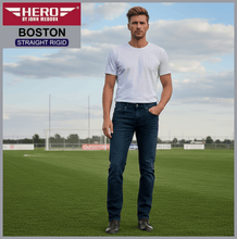 Lade das Bild in den Galerie-Viewer, Hero Boston | dark blue | Straight Rigid Fit | Cotton | HERREN | auf Fußballfeld