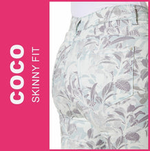 Lade das Bild in den Galerie-Viewer, STOOKER COCO | Soft Green Leaves | 3/4 Capri Stretch Jeans | Skinny Fit | DAMEN