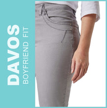 Lade das Bild in den Galerie-Viewer, STOOKER DAVOS | Grey Minimal Aop | Stretch Jeans | Boyfriend Slim Fit | DAMEN | Frontansicht seitliche Hüfte