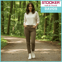 Lade das Bild in den Galerie-Viewer, STOOKER DAVOS | Shitake | Stretch Jeans | Boyfriend Slim Fit | DAMEN | im Wald
