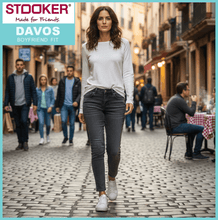 Lade das Bild in den Galerie-Viewer, STOOKER DAVOS | Grey Denim Random | Stretch Jeans | Boyfriend Slim Fit | DAMEN | vor belebter Gasse