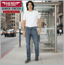 Lade das Bild in den Galerie-Viewer, HERO DENVER | Vintage Blue | Stretch Denim | Straight Fit | Jeans Hose | HERREN | vor Bushaltestelle