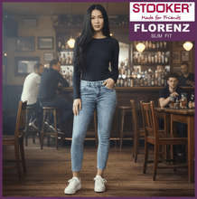 Lade das Bild in den Galerie-Viewer, STOOKER FLORENZ | Bleached Blue | Stretch Jeans | Slim Fit | DAMEN | in rustikaler Kneipe
