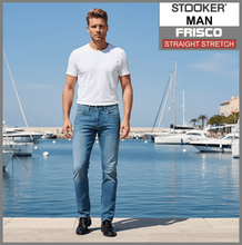 Lade das Bild in den Galerie-Viewer, STOOKER FRISCO | Light Blue | Stretch Denim | Regular Straight | Jeans Hose | HERREN | vor Segelbooten