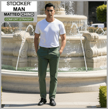 Lade das Bild in den Galerie-Viewer, Stooker Matteo CHINO | olivine | COMFORT STRAIGHT | Twill-Chin-Hose | HERREN | vor Brunnen