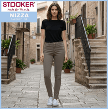 Lade das Bild in den Galerie-Viewer, STOOKER NIZZA | Coffee Wash | Stretch Jeans | Tapered Fit | DAMEN | vor alter Gasse