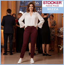Lade das Bild in den Galerie-Viewer, STOOKER NIZZA | Dark Bordeaux | Stretch Jeans | Tapered Fit | DAMEN | vor Menschengruppe