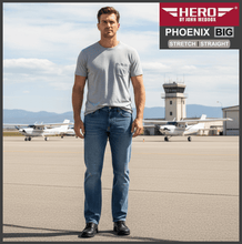 Lade das Bild in den Galerie-Viewer, HERO PHOENIX | Blue Dusk Wash | Big Stretch | Jeans Hose | Straight Cut | HERREN | auf Rollbahn Flughafen