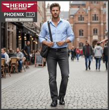 Lade das Bild in den Galerie-Viewer, HERO PHOENIX | Darkgrey Wash | Big Stretch | Jeans Hose | Straight Cut | HERREN | in belebter Gasse