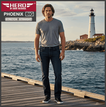 Lade das Bild in den Galerie-Viewer, HERO PHOENIX | Deep Blue Used | Big Stretch | Jeans Hose | Straight Cut | HERREN | vor Leuchtturm