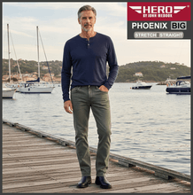Lade das Bild in den Galerie-Viewer, HERO PHOENIX | Green Lake | Big Stretch | Jeans Hose | Straight Cut | HERREN | vor Segelbooten