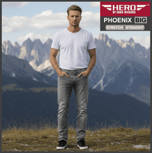 Lade das Bild in den Galerie-Viewer, HERO PHOENIX | Lightgrey Denim | Big Stretch | Jeans Hose | Straight Cut | HERREN | vor Bergen