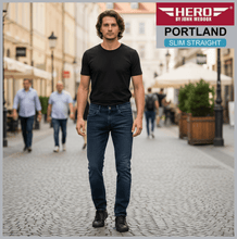 Lade das Bild in den Galerie-Viewer, HERO PORTLAND | Darkblue Tint | Stretch Jeans Hose | Slim Straight Fit | HERREN | vor belebter Gasse