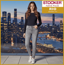 Lade das Bild in den Galerie-Viewer, STOOKER RIO | Grey Bleached | Stretch Jeans | Skinny Fit | Fexxi Move Strass | DAMEN | vor Skyline