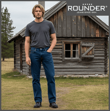 Lade das Bild in den Galerie-Viewer, ROUNDER MADOX | Blue Stone | 100% Cotton | Regular Straight | Jeans Hose | HERREN | vor Holzhütte