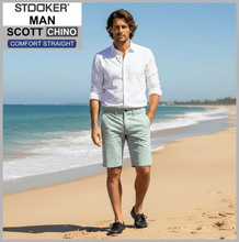 Lade das Bild in den Galerie-Viewer, Stooker SCOTT CHINO | Herren | Chinoise Green | COMFORT STRAIGHT FIT | Bermuda-Hose | vor Sandstrand