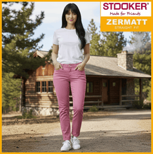 Lade das Bild in den Galerie-Viewer, STOOKER ZERMATT | Fruit Dove Pink | Stretch Jeans | Straight Slim Fit | Damen | vor Holzhütte