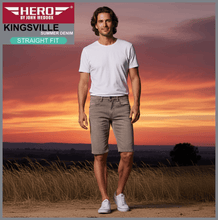 Lade das Bild in den Galerie-Viewer, Hero KINGSVILLE | Greige Wash | STRAIGHT FIT | Bermuda | Summer Denim | Herren | vor Sonnenuntergang
