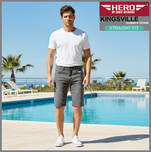Lade das Bild in den Galerie-Viewer, Hero KINGSVILLE | Grey Denim | STRAIGHT FIT | Bermuda | Summer Denim | Herren | vor Swimmingpool
