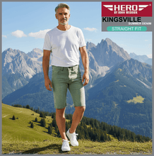 Lade das Bild in den Galerie-Viewer, Hero KINGSVILLE | Light Khaki | STRAIGHT FIT | Bermuda | Summer Denim | Herren | vor Bergen
