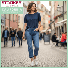 Lade das Bild in den Galerie-Viewer, STOOKER CALIFORNIA | Dark Denim Vintage | Stretch Jeans | Straight Fit Cropped | DAMEN | vor belebter Gasse
