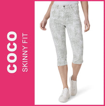 Lade das Bild in den Galerie-Viewer, STOOKER COCO | GREEN PALM LEAF | 3/4 Capri Stretch Jeans | Skinny Fit | DAMEN | Frontansicht
