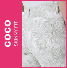 Lade das Bild in den Galerie-Viewer, STOOKER COCO | GREEN PALM LEAF | 3/4 Capri Stretch Jeans | Skinny Fit | DAMEN | Rückansicht Gesäß

