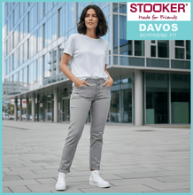 Lade das Bild in den Galerie-Viewer, STOOKER DAVOS | Grey Minimal Aop | Stretch Jeans | Boyfriend Slim Fit | DAMEN | vor Bürogebäude
