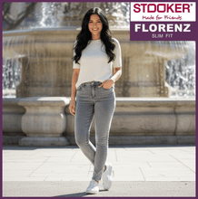 Lade das Bild in den Galerie-Viewer, STOOKER FLORENZ | Grey Denim Acid | Stretch Jeans | Slim Fit | DAMEN | vor Brunnen
