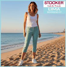 Lade das Bild in den Galerie-Viewer, STOOKER LIMA | Aqua Sea | Stretch Denim Jeans | Capri Boyfriend Fit 7/8 | Damen | am Sandstrand
