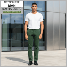 Lade das Bild in den Galerie-Viewer, Stooker Matteo CHINO | olive minimal | COMFORT STRAIGHT | Twill-Chin-Hose | HERREN | vor modernem Gebäude
