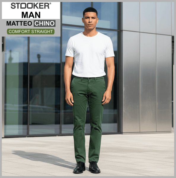 Stooker Matteo CHINO | olive minimal | COMFORT STRAIGHT | Twill-Chin-Hose | HERREN | vor modernem Gebäude