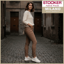 Lade das Bild in den Galerie-Viewer, STOOKER MILANO | Beige Portabella | Magic Shape Fit | Damen | vor dunklem Hauseingang
