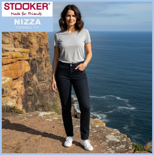 Lade das Bild in den Galerie-Viewer, STOOKER NIZZA | Dark Blue | Stretch Jeans | Tapered Fit | DAMEN | vor Steilhang am Meer
