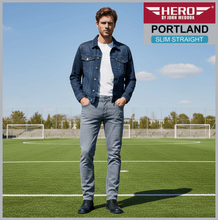 Lade das Bild in den Galerie-Viewer, HERO PORTLAND | Grey Used | Stretch Jeans Hose | Slim Straight Fit | HERREN | vor Fußballplatz
