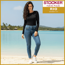 Lade das Bild in den Galerie-Viewer, STOOKER RIO | Authentic blue wash | Stretch Jeans | Skinny Fit | Fexxi Move Strass | DAMEN | vor Lagune
