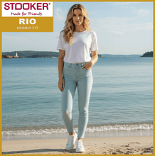 Lade das Bild in den Galerie-Viewer, STOOKER RIO | Blue Aqua | Stretch Jeans | Skinny Fit | Fexxi Move Strass | DAMEN | vor Meeresbucht
