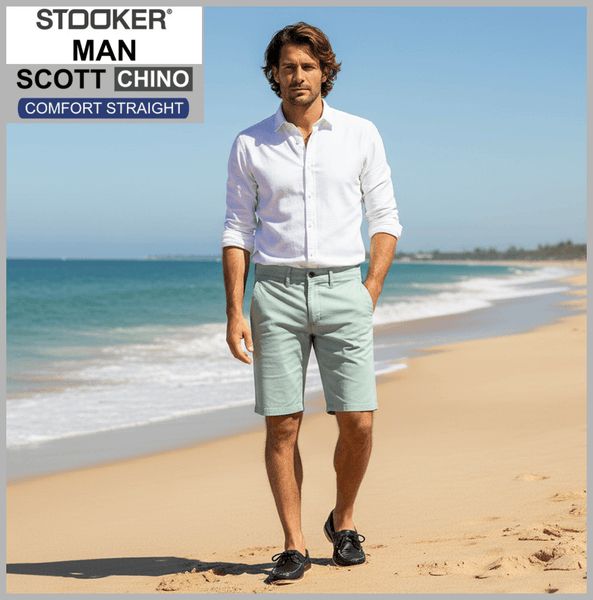 Stooker SCOTT CHINO | Herren | Chinoise Green | COMFORT STRAIGHT FIT | Bermuda-Hose | vor Sandstrand
