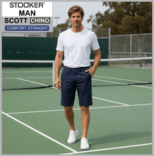 Lade das Bild in den Galerie-Viewer, Stooker SCOTT CHINO | Herren | navy | COMFORT STRAIGHT FIT | Bermuda-Hose | auf Tennisplatz

