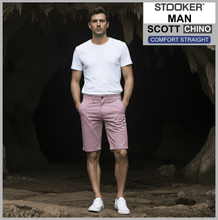 Lade das Bild in den Galerie-Viewer, Stooker SCOTT CHINO | Herren | Rose | COMFORT STRAIGHT FIT | Bermuda-Hose | vor Höhle
