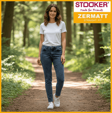 Lade das Bild in den Galerie-Viewer, STOOKER ZERMATT | Blue Denim Acid | Stretch Jeans | Straight Slim Fit | Damen | im Wald
