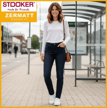 Lade das Bild in den Galerie-Viewer, STOOKER ZERMATT | Dark Indigo | Stretch Jeans | Straight Slim Fit | Damen | an Bushaltestelle
