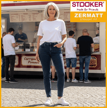 Lade das Bild in den Galerie-Viewer, STOOKER ZERMATT | Indigo Blue Denim | Stretch Jeans | Straight Slim Fit | Damen | vor Imbissstand
