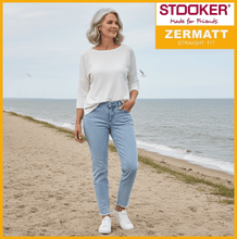 Lade das Bild in den Galerie-Viewer, STOOKER ZERMATT | Light Blue Acid | Stretch Jeans | Straight Slim Fit | Damen | am Strand
