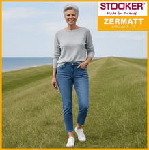 Lade das Bild in den Galerie-Viewer, STOOKER ZERMATT | Light Blue Random | Stretch Jeans | Straight Slim Fit | Damen | am Strand
