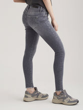 Lade das Bild in den Galerie-Viewer, High Waist Skinny Lina Jeans - Grey VT Fringe
